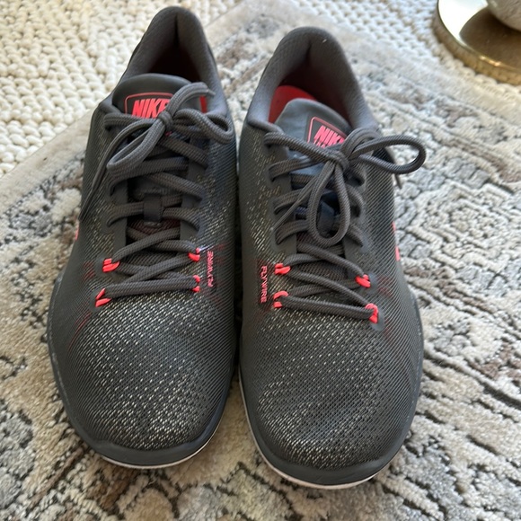 Preowned Nike woman’s fly wire Gray and pink Running Shoes - Picture 1 of 12